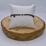 Bransoletka makrama SIMPLY w kolorze czerwonym z ozdobnymi złotymi koralikami i kamieniem koral- handmade biżuteria My DNA