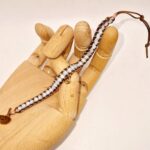 bransoletka z masy perłowej i hematytu. utkana na krośnie-rozpięta