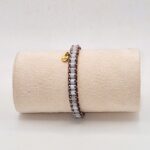 bransoletka z masy perłowej i hematytu. utkana na krośnie-zapięta na wałku