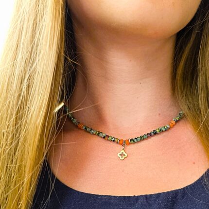 naszyjnik z jadeitu i stali.Kamienie oliwkowe i pomarańczowe,stal w kolorze srebrnym