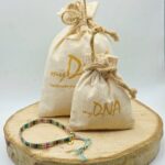 Seledynowa bransoletka z elementami ze stali szlachetnej w kolorze złotym