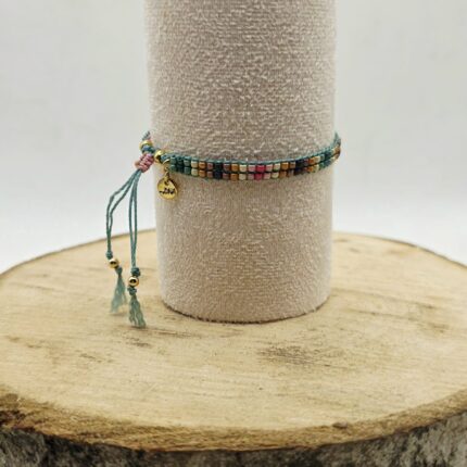 seledynowa bransoletka z elementami ze stali szlachetnej w kolorze złotym zapięcie ściagane