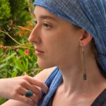 Pierścionek z koralików w kolorze stali i pawiego szafiru