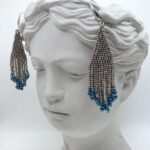 Kolczyki z koralików w kolorze stali i pawiego oczka demo na manekinie