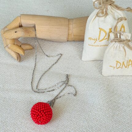 naszyjnik kula -czerwony,haft koralikowy,kula na łańcuszku