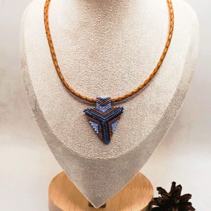 Naszyjnik z rzemienia i hawrowanych koralików szklanych w odcieniach niebieskiego i pomarańczu.Styl sportowy.demo