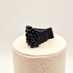 Czarny pierścionek z koralików szklanychToho