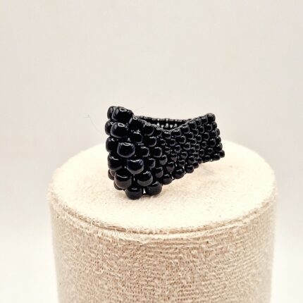 Czarny pierścionek z koralików szklanychToho