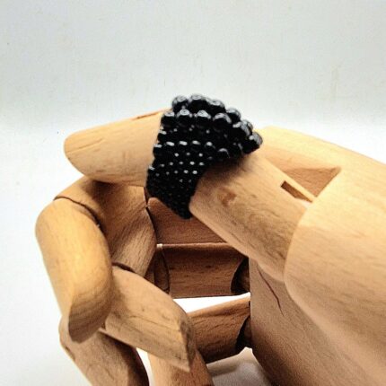 czarny pierścionek z koralikiów toho gradient-stopniowany