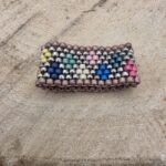 Pierścionek wyszywany z koralików szklanych