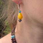 Kolczyki z jadeitu,howlitu i jaspisu w słonecznych barwach