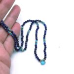 naszyjnik z lapis lazuli,apatytu i stali w kolorze złotym-demo na ręce-proporcje