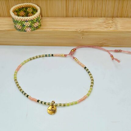 bransoletka niteczka z koralikow Miyuki,w tonacjach zieleni rozu i kremu-z pierścionkiem