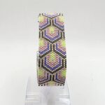 Bransoletka w stylu art-deco,wtszywana z koralikow szklanych,w gemetryczne wzory.Połączenie kolorów złota i pastelowych barw-