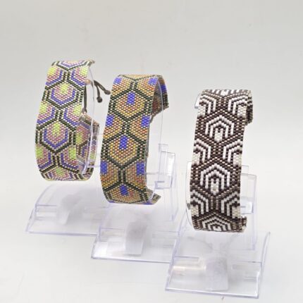 Bransoletka w stylu art-deco,wtszywana z koralikow szklanych,w gemetryczne wzory.Połączenie kolorów starego złota i żywych barw